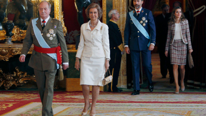 Los Reyes Católicos de España, Juan Carlos I y Sofía, y los Príncipes Felipe y Letizia, asisten al Palacio Real.