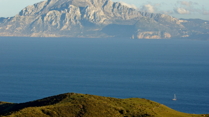 Estrecho de Gibraltar y costa africana de Marruecos, vistos desde el Mirador del Estrecho, un mirador en la carretera N-340, en Cádiz.