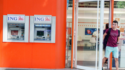 Un joven sale de una oficina de banco en Valencia