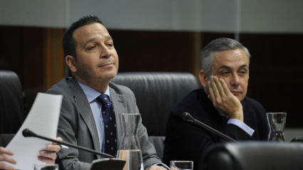 El portavoz y el presidente del Grupo Parlametario de Vox en la Asamblea de Extremadura, Óscar Fernández y Ángel Pelayo Gordillo, durante el pleno de este jueves.