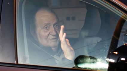 El Rey emérito Juan Carlos I saluda a su llegada a Sanxenxo, a 13 de marzo de 2024, en Sanxenxo, Pontevedra, Galicia (España)