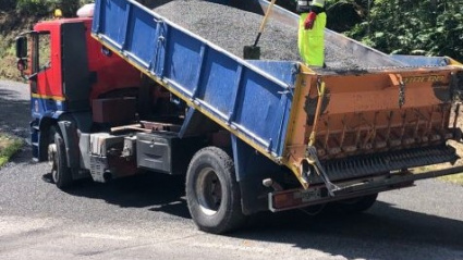 Un camión del Parque Móbil de la Diputación trabaja en una carretera de la provincia