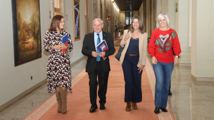 Tomé en los pasillos del Parlamento, acompañado por su diputada provincial de Economía -Carmela López- y la parlamentaria socialista Lara Méndez