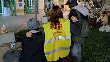 Cáritas denuncia que más de un centenar de temporeros duermen en la calle en Jaén: “Es vergonzoso e insostenible”