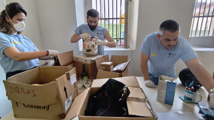 Varios miembros del Taller de Empleo realizando el inventario de objetos en dependencias municipales