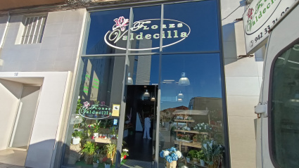 Entrada de "Flores Valdecilla" en la calle Padre Rábago de Santander