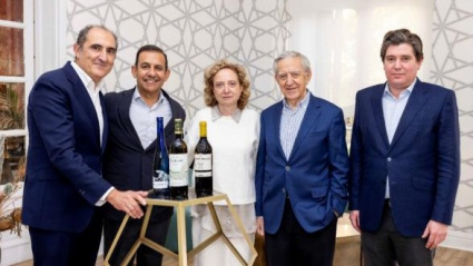 De izquierda a derecha, Rodolfo Bastida, director técnico de las bodegas Zamora Company y Javier Pijoan, CEO de Zamora Company, junto a Araceli Fernández, Honorato López y Eduardo López de Bodegas Godeval.
