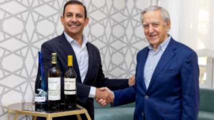 A la izquierda de la imagen, Javier Pijoan, CEO de Zamora Company, junto a Honorato López de Bodegas Godeval tras la firma de la operación.