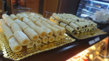 Los tradicionales huesos de santo de yema conviven con versiones más innovadoras como las de café, fresa o trufa