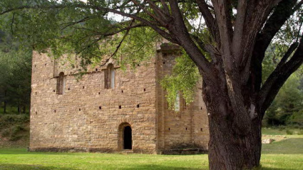 Santa María de Iguácel se encuentra en el Valle de la Garcipollera, a pocos kilómetros de Jaca