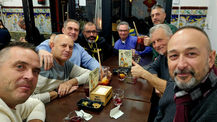 Amaro con parte de los amigos que le ayudaron a 'levantar' Peixos Valencia