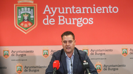 El portavoz del Grupo Municipal Socialista en el Ayuntamiento de Burgos anuncia que entrega su acta de concejal