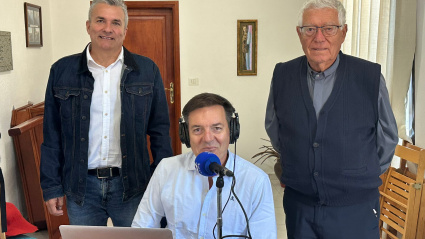 Carlos Valentín y Domingo Guerra, con Roberto González en Tajuya