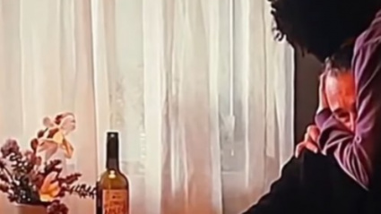 Fotograma de la película con el vino en primer plano