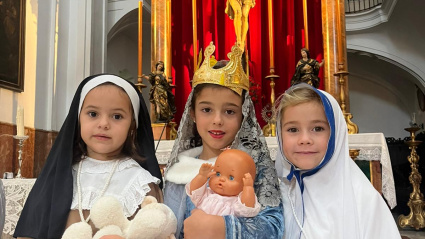 Tres alumnas del colegio san Isidoro de Sevilla, celebrando el HollyWins