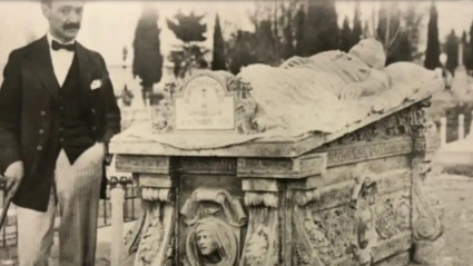 Tomás Argüello junto a la tumba de su esposa, Apolonia Canales