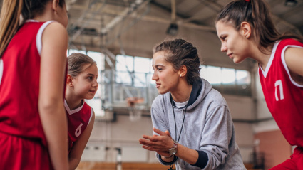Una entrenadora da instrucciones a sus jugadoras