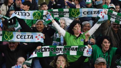 NAVIA (ASTURIAS), 30/10/2025.- Aficionados en las gradas antes del partido de la primera ronda de la Copa del Rey de fútbol que enfrenta este jueves al Puerto de Vega y al Celta de Vigo. EFE/ Paco Paredes
