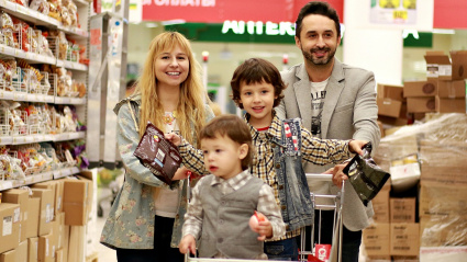 Una familia hace la compra en un supermercado