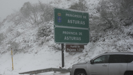 El puerto de Pajares, entre Asturias y León, con nieve