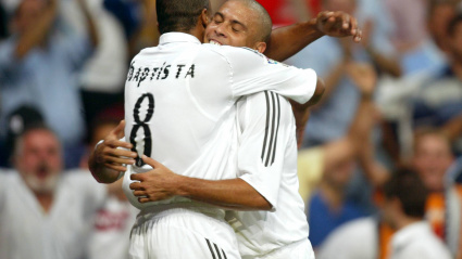 Baptista y Ronaldo se abrazan durante su etapa en el Real Madrid.