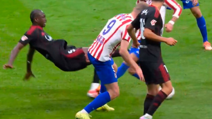 Penalti de Nianzou sobre Giménez en el Atlético-Sevilla