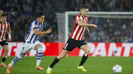 Oihan Sancet conduce el balón ante Gorrotxategi en el Real Sociedad - Athletic