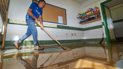 (Foto de ARCHIVO)Labores de limpieza en un colegio al día siguiente del temporal de lluvia que sufrió la provincia de Huelva a 24 de septiembre 2021 en Lepe (Huelva, Andalucía) .El temporal de lluvias registrado este jueves ha provocado graves inundaciones en centros educativos de Lepe ,entre las incidencias cabe destacar que el temporal ha tirado el muro del campo de fútbol colindante al CEIP Alonso Barba de Lepe. También se han registrado daños materiales en exteriores de institutos como el IES La Arboleda y el IES El Sur de Lepe o el colegio CEIP La Higuerita de Pozo del CaminoJoaquin Corchero / Europa Press24/9/2021