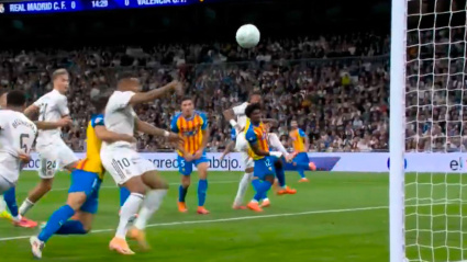 Imagen del agarrón de Diego López a Mbappé