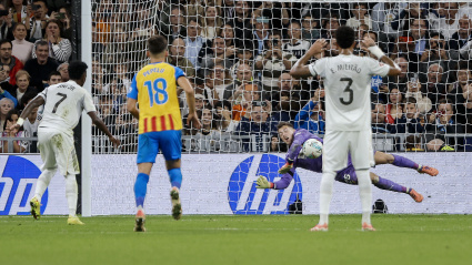 Julen Agirrezabala detuvo el penalti a Vinicius en el Real Madrid-Valencia