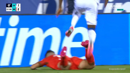 Diawara se dispone a saltar sobre Curro en la jugada de la polémica del Leganés-Burgos.