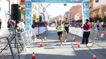 Los dos corredores que pelearon por la victoria en la Media Maratón Ciudad de Lorca entrando en línea de llegada