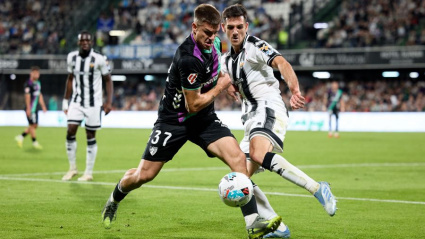 Rafa trata de llevarse en balón en el duelo jugado en Castalia.