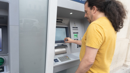 (Foto de ARCHIVO)Un hombre utiliza un cajero automático, a 26 de junio de 2024, en Madrid (España). La economía española creció un 0,8% en el primer trimestre del año, una décima más de lo esperado y también una décima por encima de lo que lo hizo en el cuarto trimestre de 2023, según los datos de Contabilidad Nacional publicados este martes por el Instituto Nacional de Estadística (INE). Asimismo, la economía española aceleró cuatro décimas su avance interanual en el primer cuarto del año, hasta el 2,5%, situándose esta tasa también una décima por encima del dato avanzado a finales de abril por el organismo estadístico.Eduardo Parra / Europa Press26 JUNIO 2024;PIB;INE;ECONOMÍA;CRECIMIENTO;AUMENTO;CONTABILIDAD;PAÍS;ESPAÑA26/6/2024