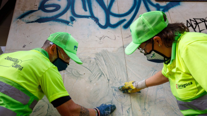 Brigadas municipales limpiando los grafitis en la ciudad de Zaragoza.