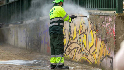 Brigadas municipales limpiando los grafitis en la ciudad de Zaragoza.