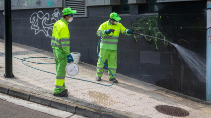 Brigadas municipales limpiando los grafitis en la ciudad de Zaragoza.