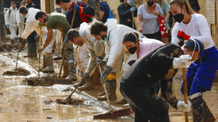 Voluntarios limpian una calle de Alfafar el pasado 8 de noviembre de 2024