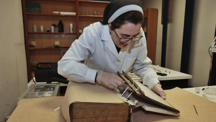 María Dolorez Díaz de Miranda, en el proceso de restauración de un documento histórico