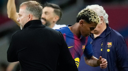 Hansi Flick y Lamine Yamal, durante el partido ante el Elche