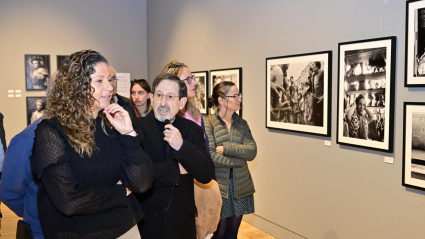 La sala de exposiciones del Centro Cultural Provincial acoge la muestra ‘Pequeños, más allá de su estatura: historias de dignidad y valor 1979-1984’ del fotógrafo Benito Román, ganador del Premio Nacional ‘Piedad Isla 2024’.