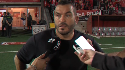 Adrián Hernández, atendiendo a los medios de comunicación tras la derrota en Puente Genil