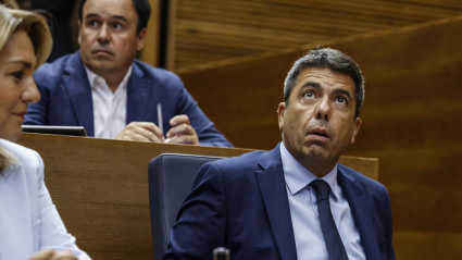 Pérez Llorca tras el presidente de la Generalitat valenciana, Carlos Mazón, durante el Debate de Política General, en les Corts Valencianes, a 23 de septiembre de 2025, en Valencia, Comunidad Valenciana (España). Mazón protagoniza este martes el segundo Debate de Política General de la legislatura, el primero que tendrá lugar tras la dana que arrasó gran parte de la provincia de Valencia y provocó 229 fallecidos el pasado 29 de octubre.