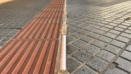 Suelo podotáctil con tiraled en una de las aceras de Ronda de Tejares