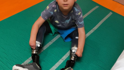 Mael, con las prótesis con las que está a punto de volver a caminar