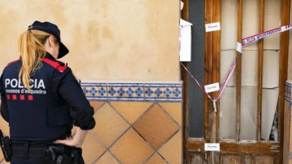 Exterior de la vivienda del detenido por matar a un menor en Sant Hipòlit (Barcelona), en mayo de 2023