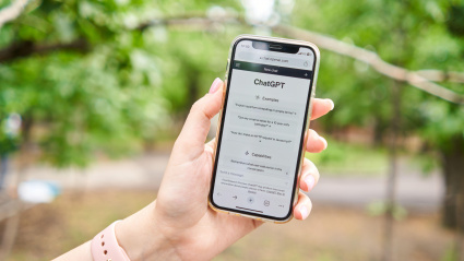 La página web de ChatGPT, un prototipo de chatbot de IA, se muestra en el sitio web de OpenAI, en un teléfono inteligente.