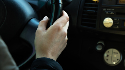 Manos en el volante dentro del camión