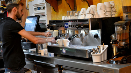 Cafetera en el interior del bar en el pueblo canario de San Bartolomé de Tirajana