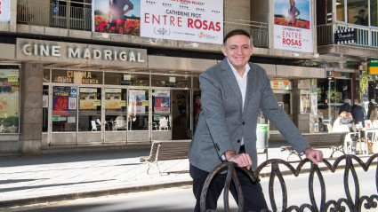 El propietario del Cine Madrigal, Juan Torres-Molina, frente a la sala de cine